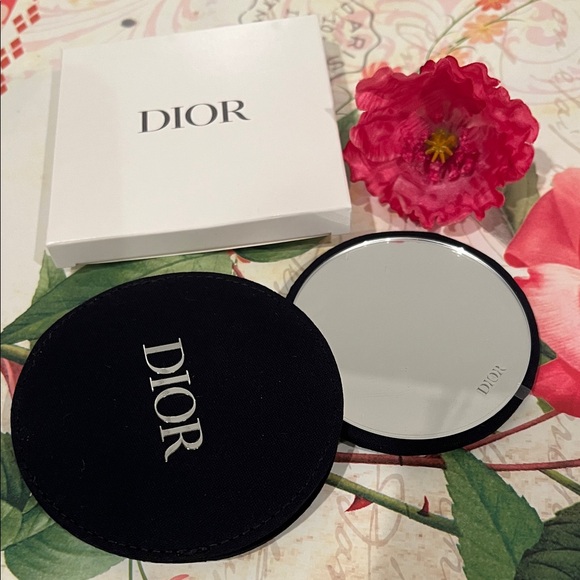 NIB Dior mirror with the original protective film Includes the Dior pocket case - Picture 6 of 6